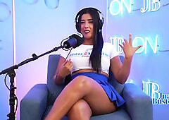 SQUIRTER MILF goes wild with the machine and ends up fucking a stranger until she squirts! - Brunette