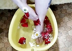 This peculiar C4SFeet26 monthly theme movie mixes barefoot gardening, slimy feet, lift & carry and a feetjob award. I begin outside in the garden,