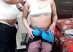 Desi Indian Bhabhi deliberately took off her clothes in front of the bra seller