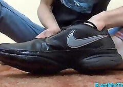 Hunk foot fetishist jerks his dick