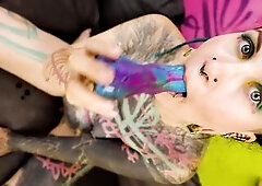 Illuz comes to Z filmz toywall to try out some of our toys, play with herself, screw the one and the other her twat and her anal.