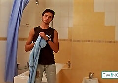 Molten brown-haired Joshua D gives himself a handjob and covers his abs in cum