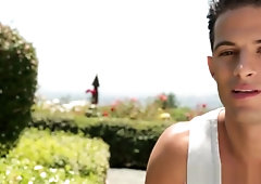 Wrestler wanking at the gym before cumming