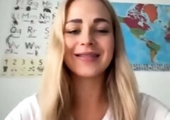 Amateur Webcam Cute Teen Plays Solo with Big Dildo