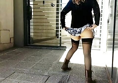 exhibiendo la concha en el club deportivo bajo la falda nos atrapan