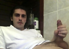 twink shoots massive cumshot on his own face!!