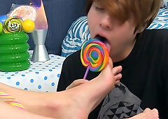 Amateur twinks blow each other in sensual gay 69