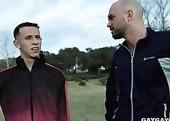 Cliff's way to make star athlete Des feel more relax