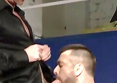 Dando pro prisioneiro gostoso