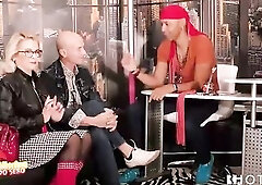 In the third video of Ministry of Sex, Sá Leão receives an email from Carla, who fantasizes with a Double Penetration, but that her spouse Miguel do