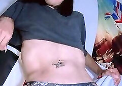 A Carles— Gata pauzuda mulherão safada de cropped, rebolando nua mostrando a rola dura pisca