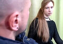 Deudora desempleada Alice Klay tiene que tomar la polla del hombre en el coño