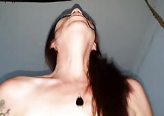 Elle à un plug, je lui enlève et je passe de son cul à sa chatte elle aime la sodomie !