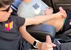 No carro não tem porta luvas, Luiz mete no cuzinho de Cauê