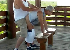 Gordito se folla a abuelo en la calle