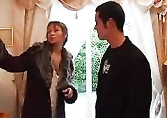 La tiny copine older d'Ingrid va rester seule avec l'homme de menage, "de toute facon ingrid n'en saura rien" (peut etre)