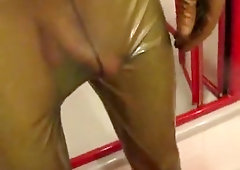 Nochmals in Latexhose gepinkelt