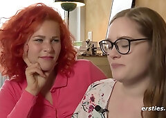 Geiles Twisterspiel mit heißen Lesben - German redhead and brunette amateur babes in lesbian action