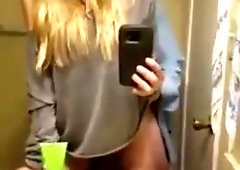 Silvia Chocolate-Colored dando o cu no banheiro