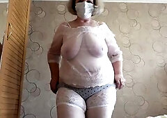 Trying on recent white pants. A aged big beautiful woman shakes her large booty. PAWG.
