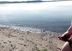 Baritonekazoo strokes his large dong in nature's garb at the beach