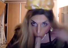 Tranny sucks a dildo