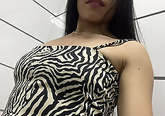 Chica Deportiva Con un Gran Culo Se Masturba. Tembloroso Orgasmo en el Baño y te habla en Español