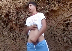 TUNISIAN TWINK MASTURBATES ON THE BEACH