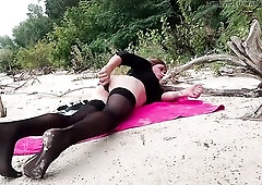 Beautifully gently screws her booty on the beach