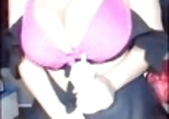 Latina milf Luliandmaxi playing with a bottle while getting herself off