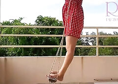 Ama de casa linda se divierte sin bragas en el columpio Puta se balancea y muestra su coño perfecto