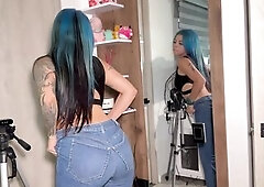 Intensive looks, skin against skin and a connection that grows unhurriedly. Between fondles, provocative games and complicit laughter, crave flows nat