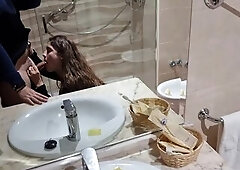 pareja se graba en baño de un hotel