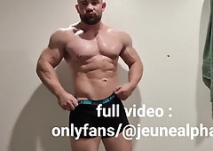 BODYBULDER MASTUBATION and JIZZ FLOW