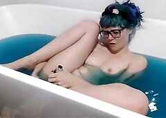 aussie hotty screwing herself in the washroom