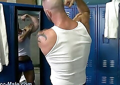 Muscled jocks jizz solo