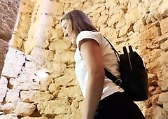 je n'arrête pas de le chauffer pendant la visite d'un château et je finis par le sucer et baiser