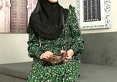 An angry hubby found a lot of money with his hijab wifey