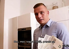 Hunt4k. une jeune fille en costume stringent et en underwear sexy montre ses compétences sexuelles