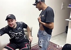 Nerdy tiny whore, can't watch a delivery man who wants to sit on the employee's manmeat