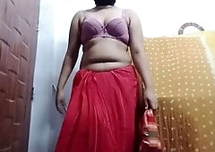 Desi Boudi shows off her sexy dance with big boobs and hot moves