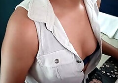 Mira mis tetas mientras trabajo three