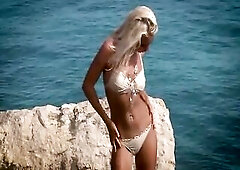 Disrobe sex with Lea Tyron in beach
