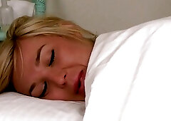 Masseur gives shemale a happy ending as he blows her