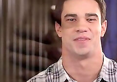 Solo hunk enjoys satisfying himself in gym