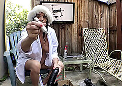 Mature shemale solo, venku