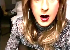 Alexandra Braces presents herself while she masturbates off