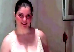 Big-Titted Mom Shows Off on Webcam