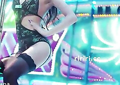 Asian babe in the club