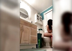 Teen hotty p00ps and urinates sitting on the crapper in baths